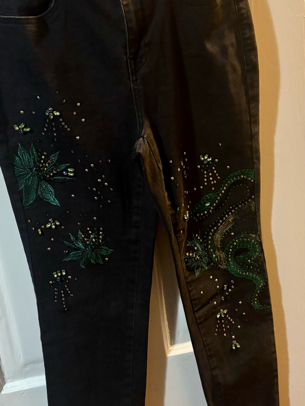 Diane Gilman black brand new jeans w/snake embellishments